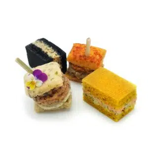 pièces cocktail automne hiver de la gamme coffret du traiteur Eau de thym avec des petits pains burger et focaccia maison