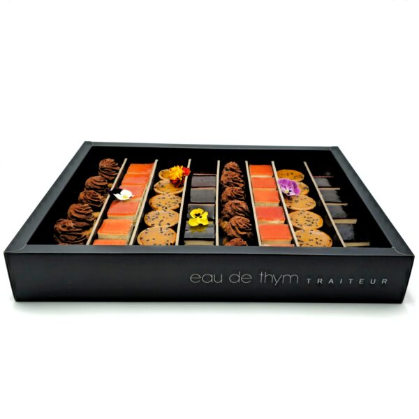 Coffret de mini pâtisseries maison Eau de thym pour une touche sucrée gourmande en fin de repas ou de cocktail dinatoire