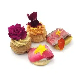 coffret gourmand composé de blini maison et gravlax de lotte, cupcake aux légumes et avocat, toast et coeur de rumsteak, chou mozzarella fumée et légumes