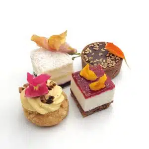 Eau de thym traiteur propose ses desserts maison, entremet coco myrtille, cheesecake vanille framboise speculoos, tartelette chocolat sésame et chou mangue noisette.