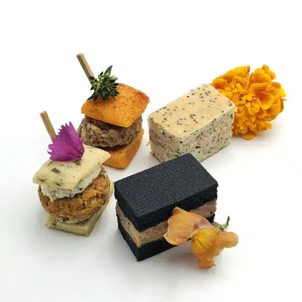Petits pains fait maison par Eau de thym à Montpellier, un pain burger maison végétarien, un au boeuf et sauce aux olives, et deux focaccias au canard, ail noir et noisette ainsi que saumon et citron confit maison