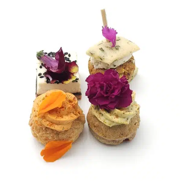 Coffret de pièces salées végétariennes par Eau de thym traiteur à Montpellier. Burger végétarien, chessecake, cupcake à l'avocat, chou poivrons et mozzarella fumée