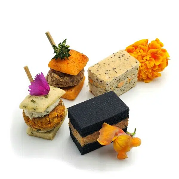 pièces cocktail de la gamme coffret du traiteur Eau de thym avec des petits pains burger et focaccia maison